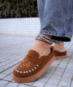 Mocasín Mujer con Plataforma y Detalles Metálicos